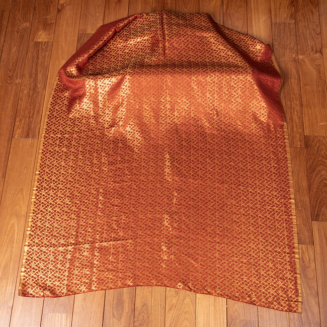 〔1m切り売り〕インドの伝統模様布　光沢感のあるブロケード生地に　美しい金糸の紋織　更紗〔幅約113cm〕 2 - 全体を広げてみたところです。1mの長さごとにご購入いただけます。