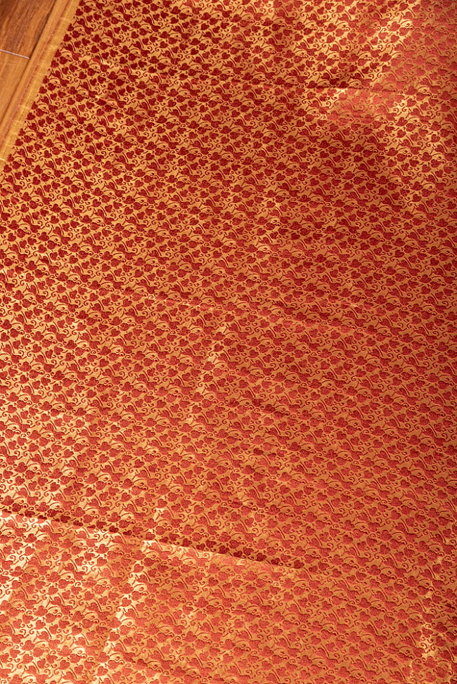 〔1m切り売り〕インドの伝統模様布　光沢感のあるブロケード生地に　美しい金糸の紋織　更紗〔幅約113cm〕 3 - インドならではの布ですね