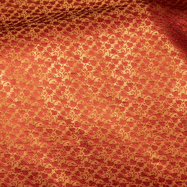 〔1m切り売り〕インドの伝統模様布　光沢感のあるブロケード生地に　美しい金糸の紋織　更紗〔幅約113cm〕 4 - 生地の拡大写真です
