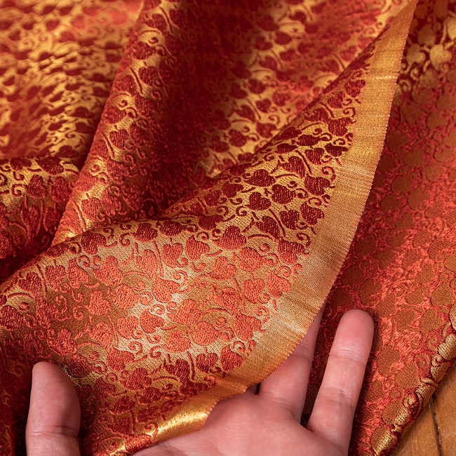 〔1m切り売り〕インドの伝統模様布　光沢感のあるブロケード生地に　美しい金糸の紋織　更紗〔幅約113cm〕 6 - 生地の拡大写真です
