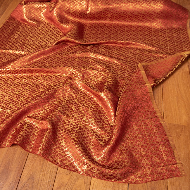 〔1m切り売り〕インドの伝統模様布　光沢感のあるブロケード生地に　美しい金糸の紋織　更紗〔幅約113cm〕の写真1枚目です。とても雰囲気のある、インドからやって来た切り売りの生地です。キラキラ布,豪華な布,切り売り,計り売り布,布 生地,アジア布,手芸,生地,アジアン,ファブリック,テーブルクロス,ソファーカバー