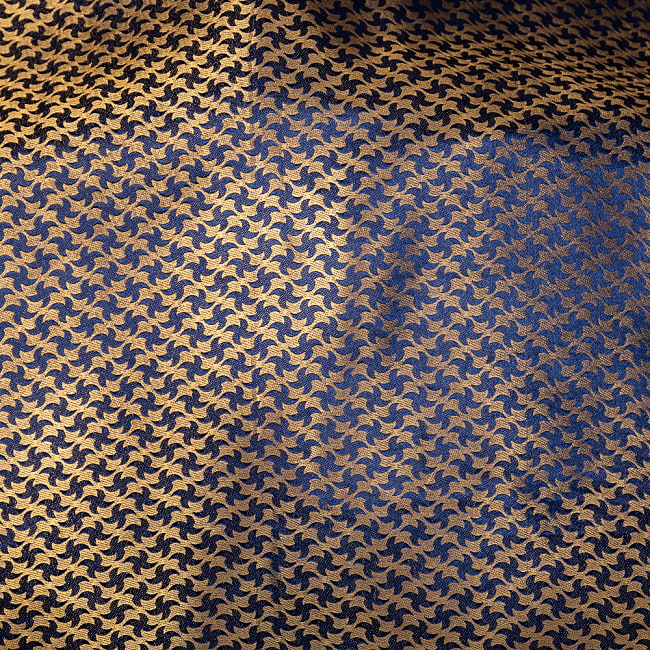 〔1m切り売り〕インドの伝統模様布　光沢感のあるブロケード生地に　美しい金糸の紋織　手裏剣〔幅約115cm〕 4 - 生地の拡大写真です