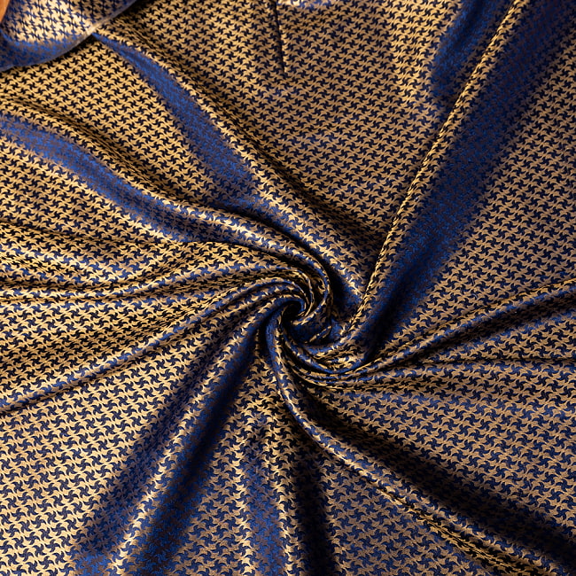 〔1m切り売り〕インドの伝統模様布　光沢感のあるブロケード生地に　美しい金糸の紋織　手裏剣〔幅約115cm〕 5 - 陰影があるとこのような感じになります