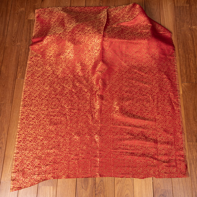 〔1m切り売り〕インドの伝統模様布　光沢感のあるブロケード生地に　美しい金糸の紋織　更紗〔幅約112cm〕 2 - 全体を広げてみたところです。1mの長さごとにご購入いただけます。