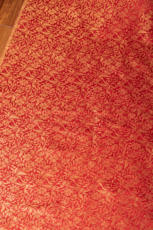 〔1m切り売り〕インドの伝統模様布　光沢感のあるブロケード生地に　美しい金糸の紋織　更紗〔幅約112cm〕 3 - インドならではの布ですね