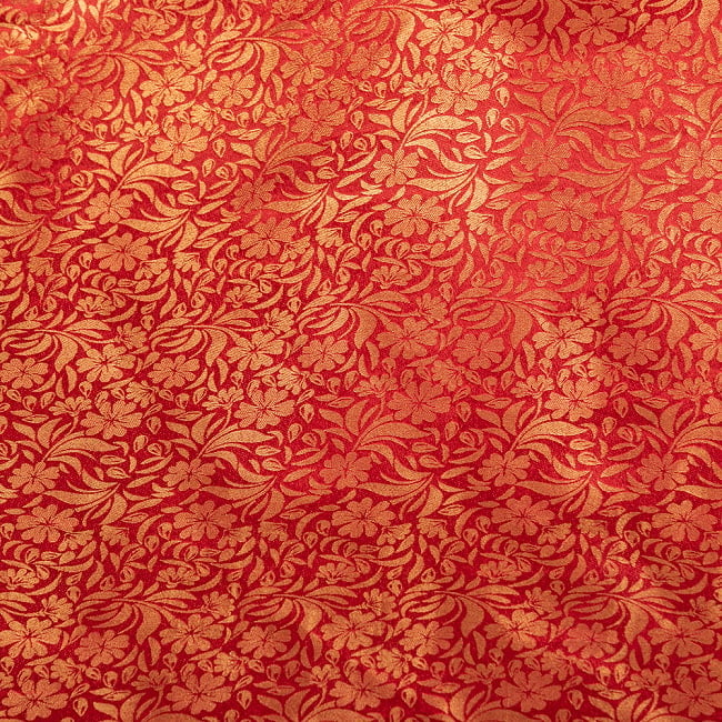 〔1m切り売り〕インドの伝統模様布　光沢感のあるブロケード生地に　美しい金糸の紋織　更紗〔幅約112cm〕 4 - 生地の拡大写真です