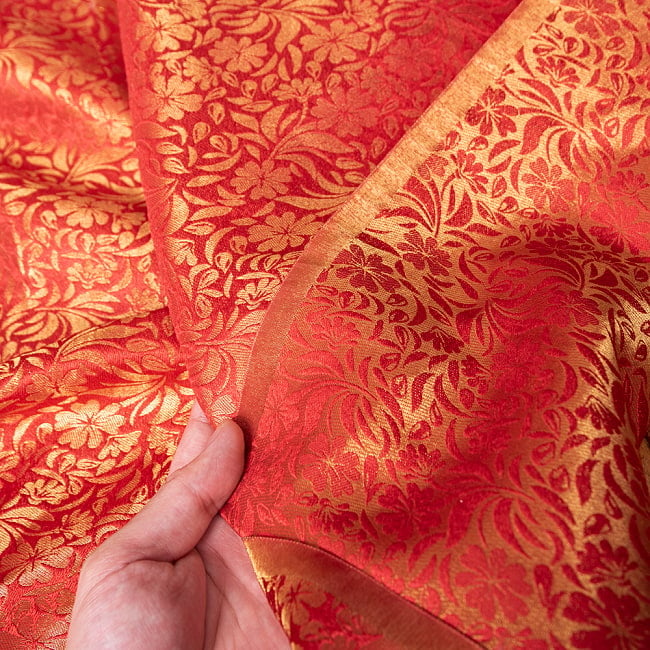 〔1m切り売り〕インドの伝統模様布　光沢感のあるブロケード生地に　美しい金糸の紋織　更紗〔幅約112cm〕 6 - 生地の拡大写真です