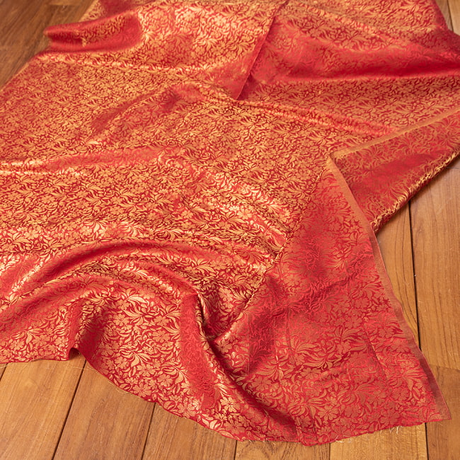 〔1m切り売り〕インドの伝統模様布　光沢感のあるブロケード生地に　美しい金糸の紋織　更紗〔幅約112cm〕 1