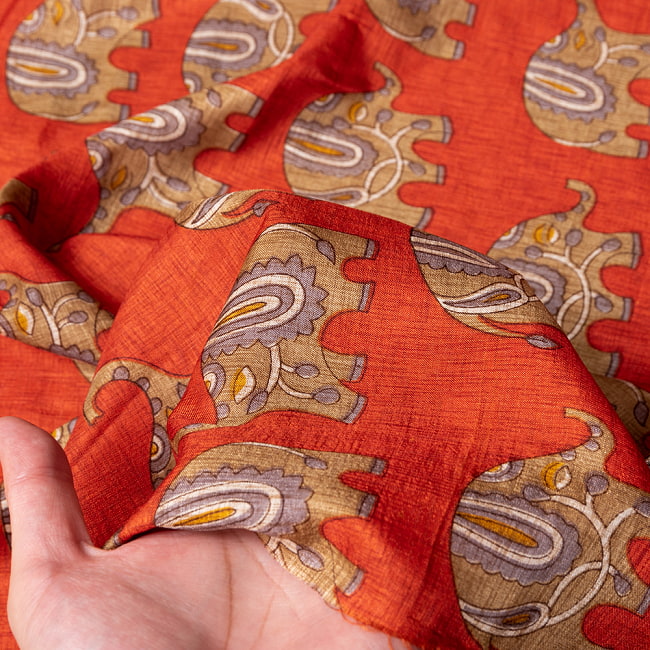 〔各色あり〕〔1m切り売り〕インドの伝統と不思議が融合　おもしろ　かわいいデザイン布　ゾウさん〔約111cm〕 6 - 生地の拡大写真です