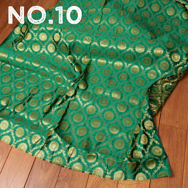 〔各色あり〕〔1m切り売り〕インドの伝統模様布　光沢感のあるブロケード生地　金糸〔約106cm〕 18 - No.10：グリーン