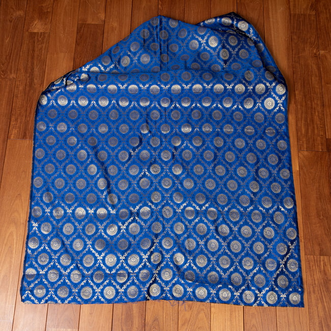 〔各色あり〕〔1m切り売り〕インドの伝統模様布　光沢感のあるブロケード生地　金糸〔約106cm〕 2 - 全体を広げてみたところです。1mの長さごとにご購入いただけます。