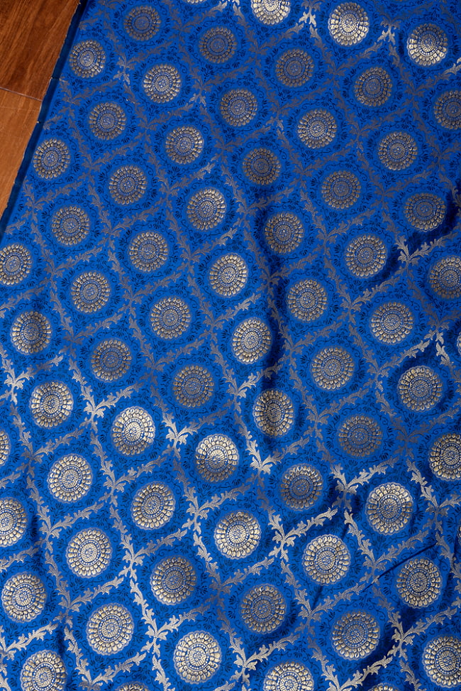 〔各色あり〕〔1m切り売り〕インドの伝統模様布　光沢感のあるブロケード生地　金糸〔約106cm〕 3 - インドならではの布ですね