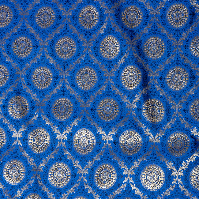 〔各色あり〕〔1m切り売り〕インドの伝統模様布　光沢感のあるブロケード生地　金糸〔約106cm〕 4 - 生地の拡大写真です