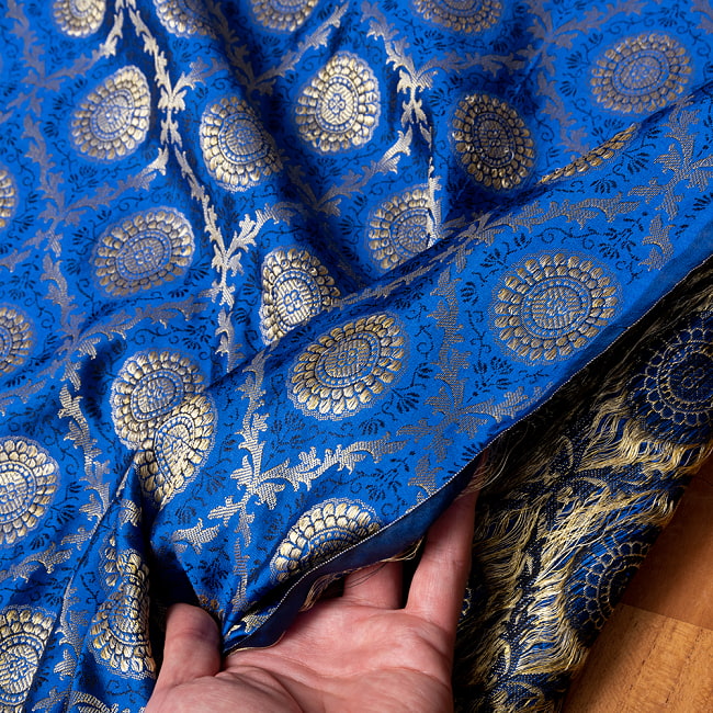 〔各色あり〕〔1m切り売り〕インドの伝統模様布　光沢感のあるブロケード生地　金糸〔約106cm〕 6 - 生地の拡大写真です