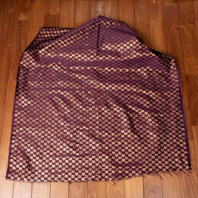 〔各色あり〕〔1m切り売り〕インドの伝統模様布　光沢感のあるブロケード生地　金糸〔約122cm〕 2 - 全体を広げてみたところです。1mの長さごとにご購入いただけます。