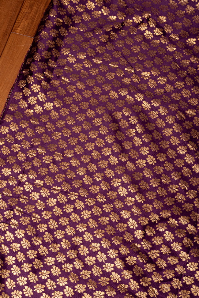 〔各色あり〕〔1m切り売り〕インドの伝統模様布　光沢感のあるブロケード生地　金糸〔約122cm〕 3 - インドならではの布ですね