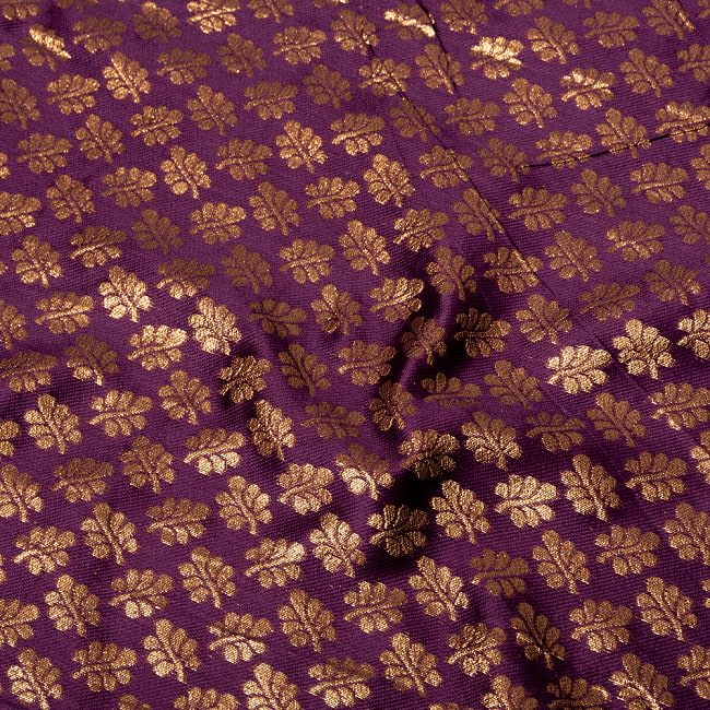 〔各色あり〕〔1m切り売り〕インドの伝統模様布　光沢感のあるブロケード生地　金糸〔約122cm〕 4 - 生地の拡大写真です
