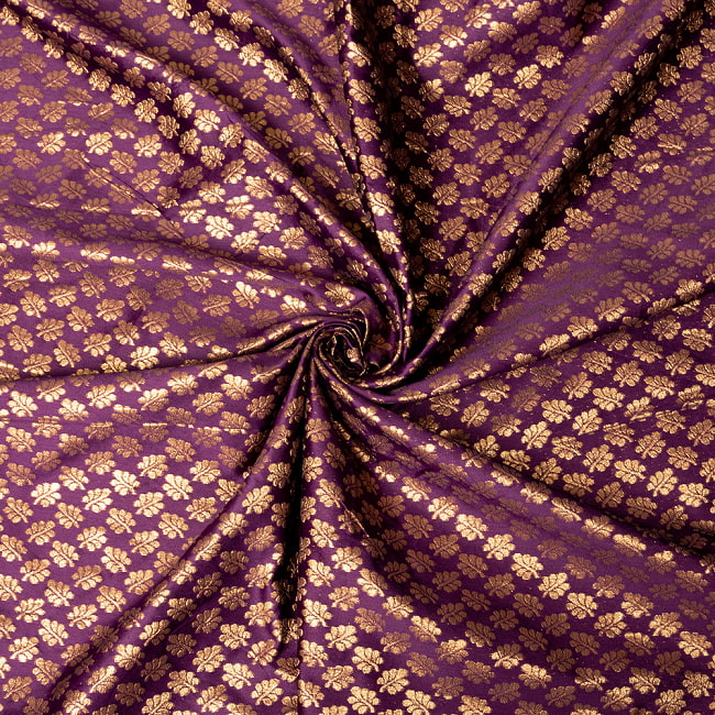 〔各色あり〕〔1m切り売り〕インドの伝統模様布　光沢感のあるブロケード生地　金糸〔約122cm〕 5 - 陰影があるとこのような感じになります
