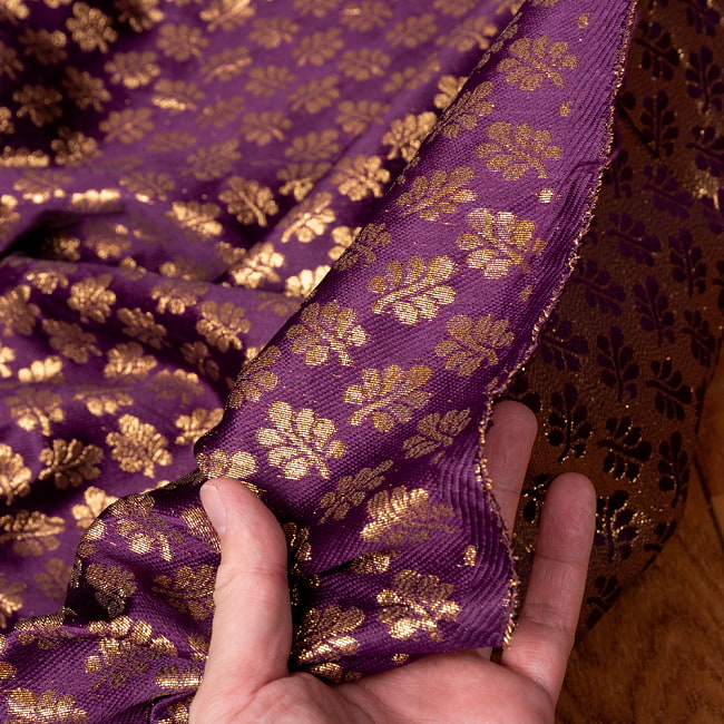 〔各色あり〕〔1m切り売り〕インドの伝統模様布　光沢感のあるブロケード生地　金糸〔約122cm〕 6 - 生地の拡大写真です