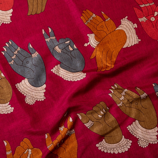 〔各色あり〕〔1m切り売り〕インドの伝統と不思議が融合　おもしろ　かわいいデザイン布　ムドラ〔約112cm〕 4 - 生地の拡大写真です