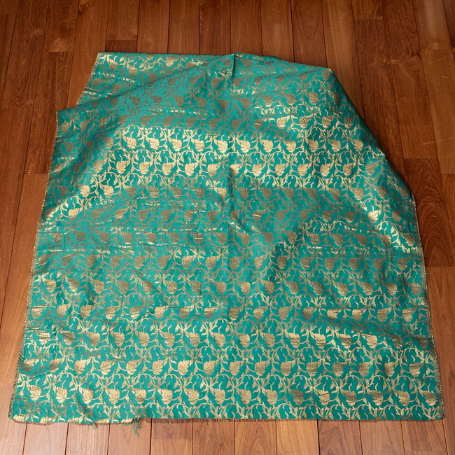 〔各色あり〕〔1m切り売り〕インドの伝統模様布　光沢感のあるブロケード生地　金糸〔約126cm〕 2 - 全体を広げてみたところです。1mの長さごとにご購入いただけます。