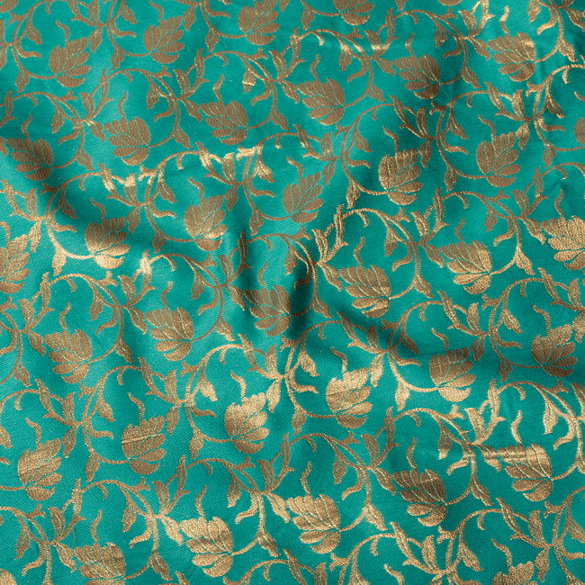 〔各色あり〕〔1m切り売り〕インドの伝統模様布　光沢感のあるブロケード生地　金糸〔約126cm〕 4 - 生地の拡大写真です