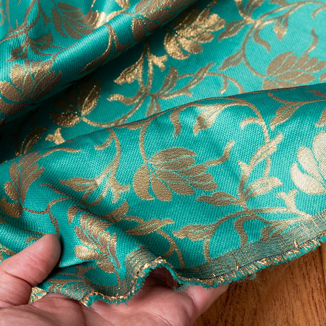 〔各色あり〕〔1m切り売り〕インドの伝統模様布　光沢感のあるブロケード生地　金糸〔約126cm〕 6 - 生地の拡大写真です