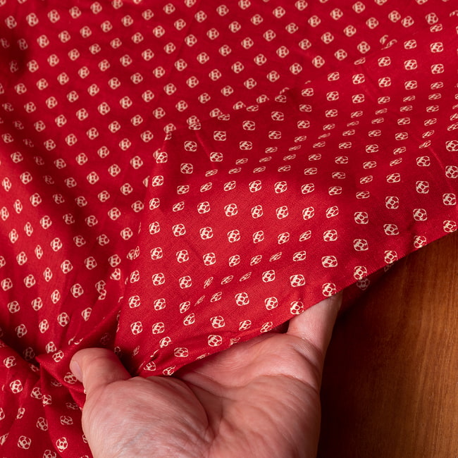 〔各色あり〕〔1m切り売り〕インドの伝統模様布〔約105cm〕 6 - 生地の拡大写真です