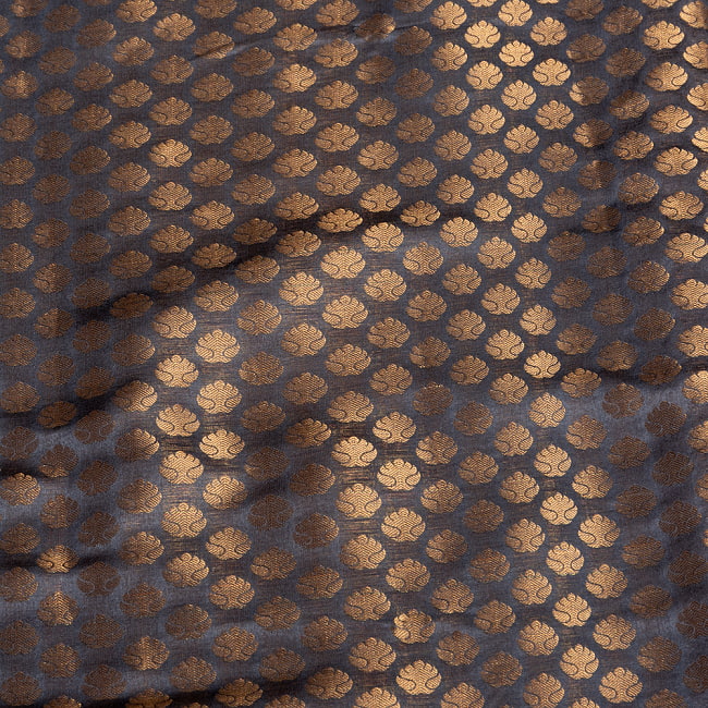 〔各色あり〕〔1m切り売り〕インドの伝統模様布　光沢感のあるブロケード生地　金糸〔約107cm〕 4 - 生地の拡大写真です