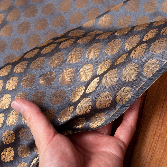 〔各色あり〕〔1m切り売り〕インドの伝統模様布　光沢感のあるブロケード生地　金糸〔約107cm〕 6 - 生地の拡大写真です