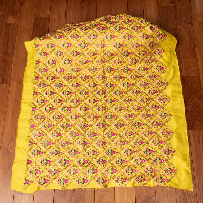 〔各色あり〕〔1m切り売り〕インドのかわいい刺繍生地　華やか　かわいい布〔約109cm〕 2 - 全体を広げてみたところです。1mの長さごとにご購入いただけます。