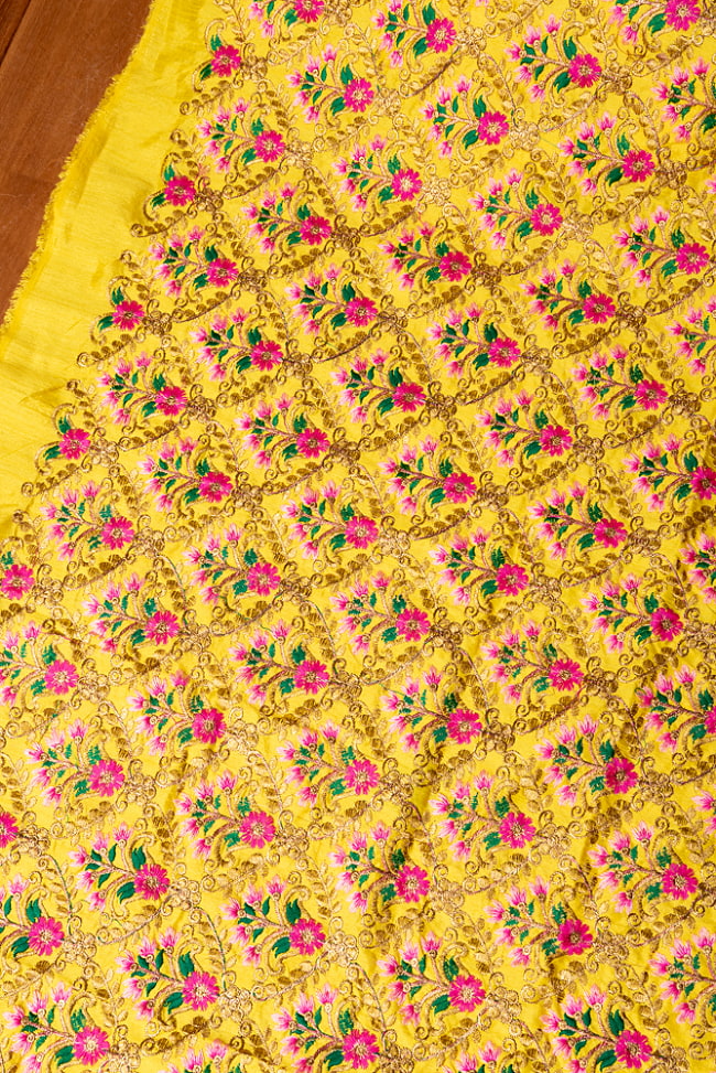 〔各色あり〕〔1m切り売り〕インドのかわいい刺繍生地　華やか　かわいい布〔約109cm〕 3 - インドならではの布ですね