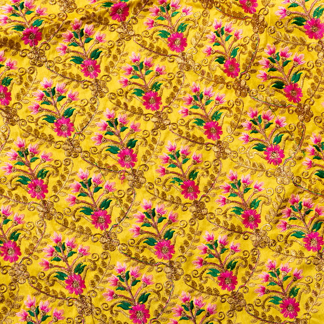 〔各色あり〕〔1m切り売り〕インドのかわいい刺繍生地　華やか　かわいい布〔約109cm〕 4 - 生地の拡大写真です