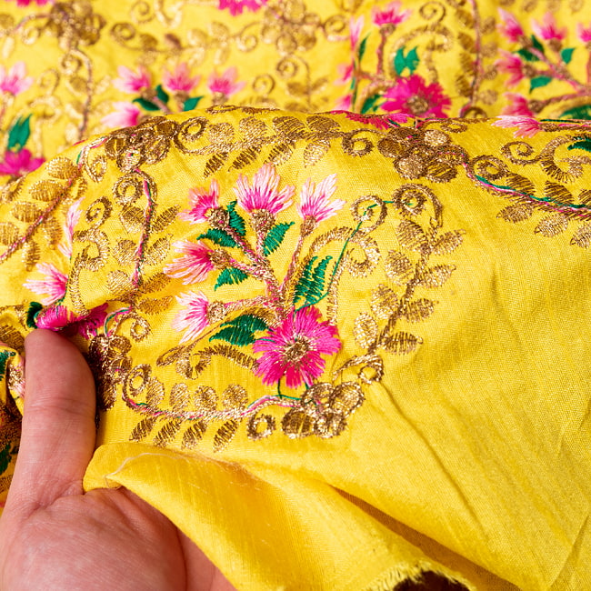 〔各色あり〕〔1m切り売り〕インドのかわいい刺繍生地　華やか　かわいい布〔約109cm〕 6 - 生地の拡大写真です