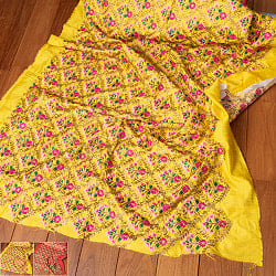 インドとアジアの布のセール品:[日替わりセール品]〔各色あり〕〔1m切り売り〕インドのかわいい刺繍生地　華やか　かわいい布〔約109cm〕