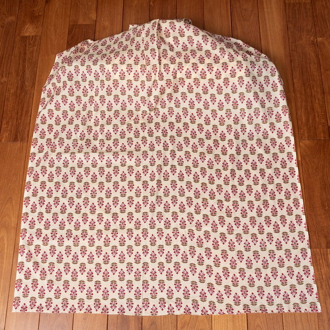 〔各色あり〕〔1m切り売り〕伝統息づく南インドから　昔ながらの更紗模様布〔約107cm〕 2 - 全体を広げてみたところです。1mの長さごとにご購入いただけます。