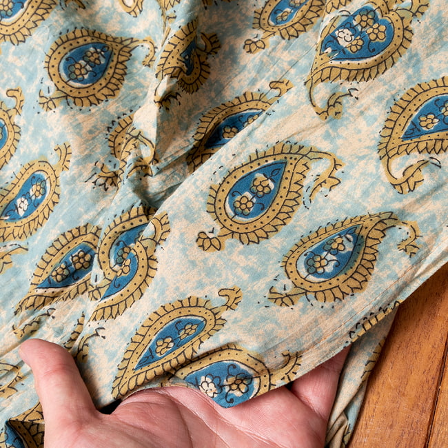 〔各色あり〕〔1m切り売り〕伝統息づく南インドから　昔ながらの更紗模様布〔約107cm〕 6 - 生地の拡大写真です