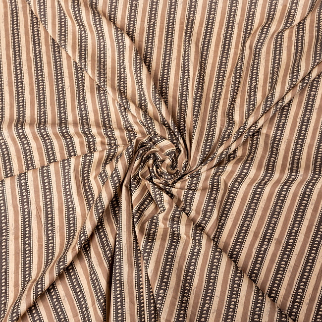 〔各色あり〕〔1m切り売り〕伝統息づく南インドから　昔ながらの更紗模様布〔約109cm〕 5 - 陰影があるとこのような感じになります