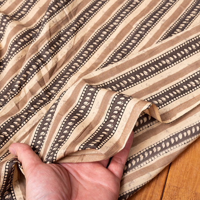 〔各色あり〕〔1m切り売り〕伝統息づく南インドから　昔ながらの更紗模様布〔約109cm〕 6 - 生地の拡大写真です