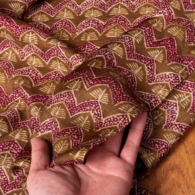 〔各色あり〕〔1m切り売り〕インドの伝統模様布〔約112cm〕 6 - 生地の拡大写真です