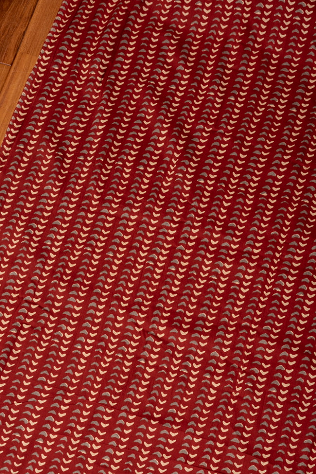 〔1m切り売り〕伝統息づく南インドから　昔ながらの更紗模様布〔約105cm〕レンガ系 3 - インドならではの布ですね
