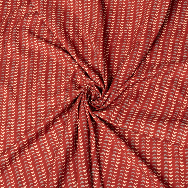 〔1m切り売り〕伝統息づく南インドから　昔ながらの更紗模様布〔約105cm〕レンガ系 5 - 陰影があるとこのような感じになります