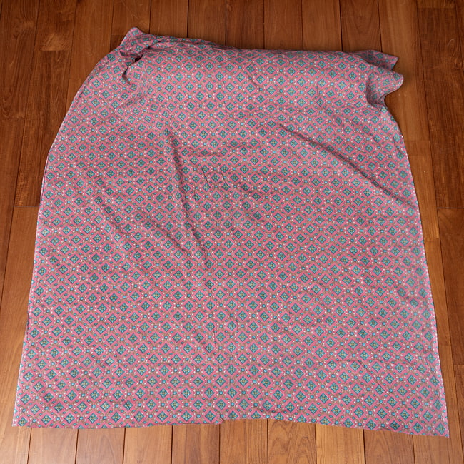 〔1m切り売り〕伝統息づく南インドから　昔ながらの更紗模様布〔約110cm〕ピンク×青緑系 2 - 全体を広げてみたところです。1mの長さごとにご購入いただけます。