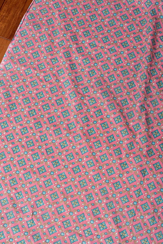 〔1m切り売り〕伝統息づく南インドから　昔ながらの更紗模様布〔約110cm〕ピンク×青緑系 3 - インドならではの布ですね