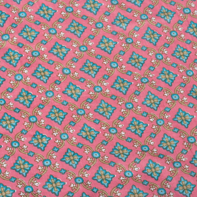 〔1m切り売り〕伝統息づく南インドから　昔ながらの更紗模様布〔約110cm〕ピンク×青緑系 4 - 生地の拡大写真です