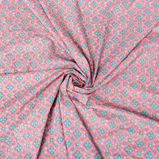 〔1m切り売り〕伝統息づく南インドから　昔ながらの更紗模様布〔約110cm〕ピンク×青緑系 5 - 陰影があるとこのような感じになります