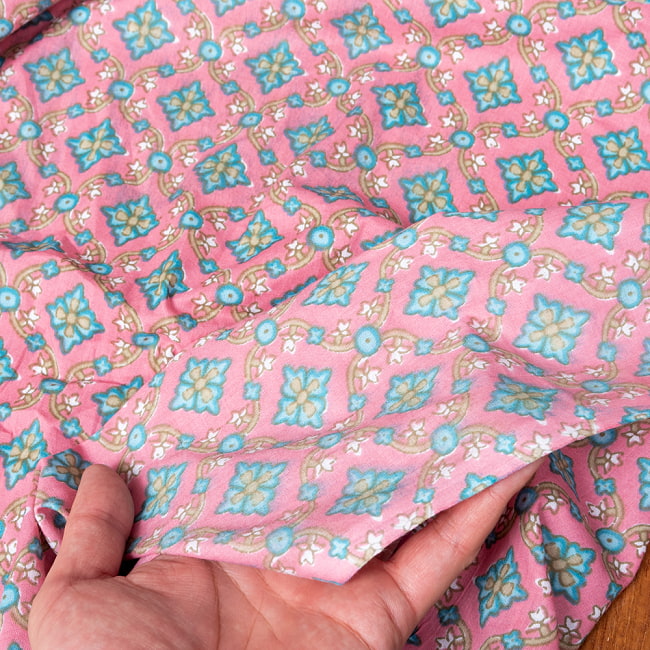 〔1m切り売り〕伝統息づく南インドから　昔ながらの更紗模様布〔約110cm〕ピンク×青緑系 6 - 生地の拡大写真です