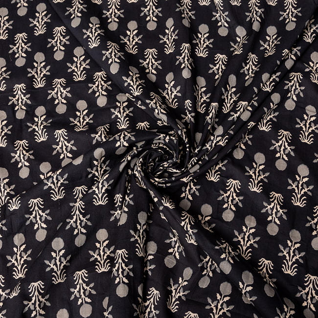 〔1m切り売り〕伝統息づく南インドから　昔ながらの更紗模様布〔約107cm〕ブラック系 5 - 陰影があるとこのような感じになります