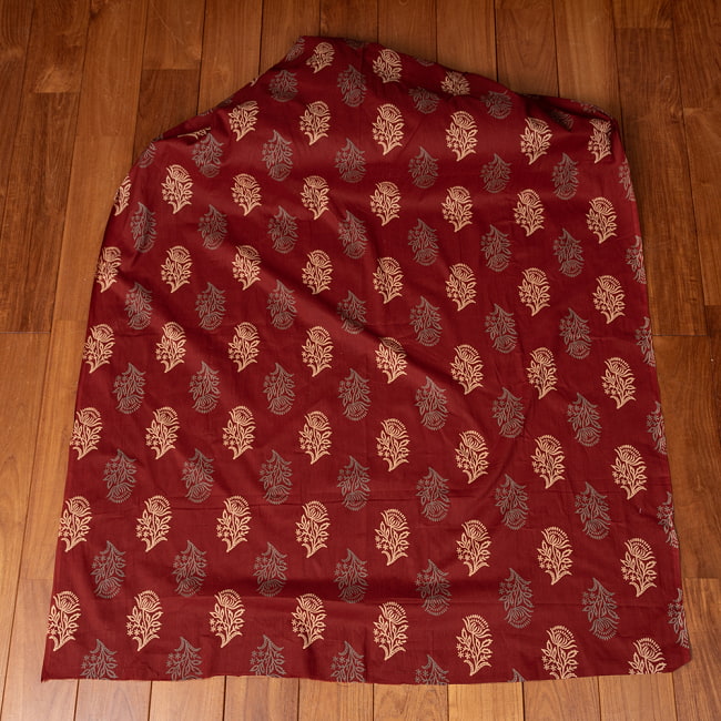 〔1m切り売り〕伝統息づく南インドから　昔ながらの更紗模様布〔約106cm〕えんじ系 2 - 全体を広げてみたところです。1mの長さごとにご購入いただけます。