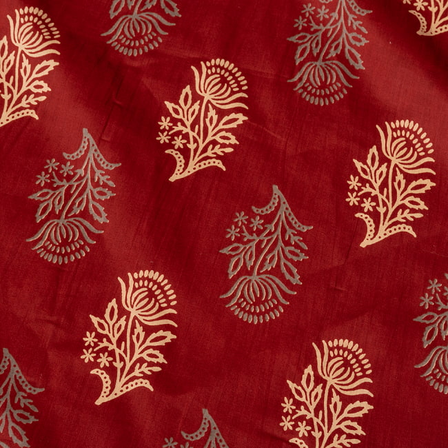 〔1m切り売り〕伝統息づく南インドから　昔ながらの更紗模様布〔約106cm〕えんじ系 4 - 生地の拡大写真です